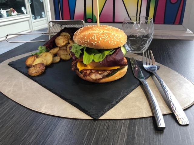 Logis - Hostellerie & Restaurant Du Marche Le Cateau-Cambresis Eksteriør billede