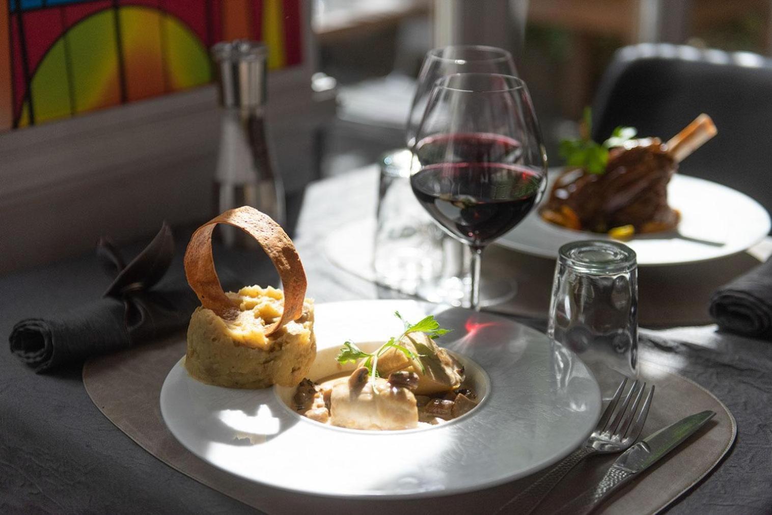 Logis - Hostellerie & Restaurant Du Marche Le Cateau-Cambresis Eksteriør billede